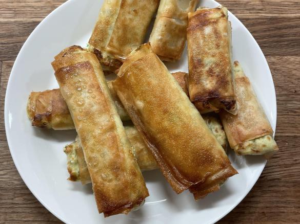 SIGARA BÖREK Schafskäse Petersilie Lauchzwiebel Füllung