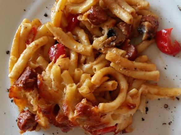 Paprika-Champignon-Würstchen Auflauf mit kurzen Makkaronis
