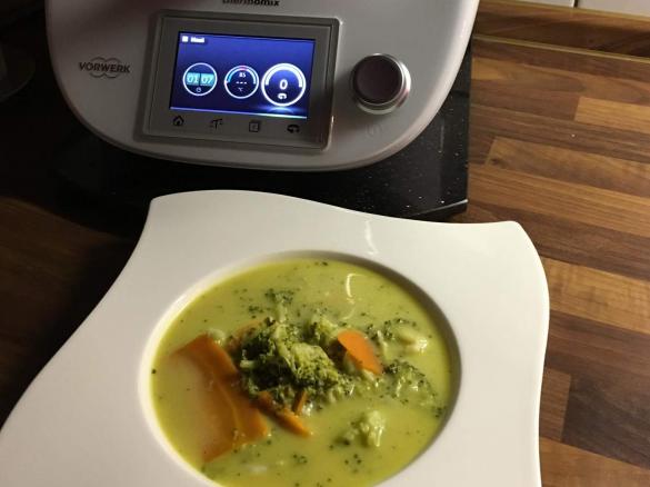 Brokkoli-Curry-Suppe oder Broccoli-Curry-Suppe