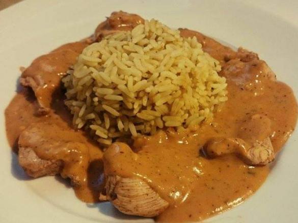 Hähnchengeschnetzeltes in bunter Gemüserahmsoße mit Reis