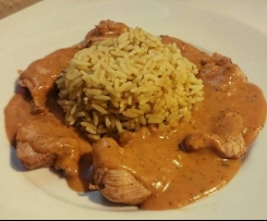 Hähnchengeschnetzeltes in bunter Gemüserahmsoße mit Reis