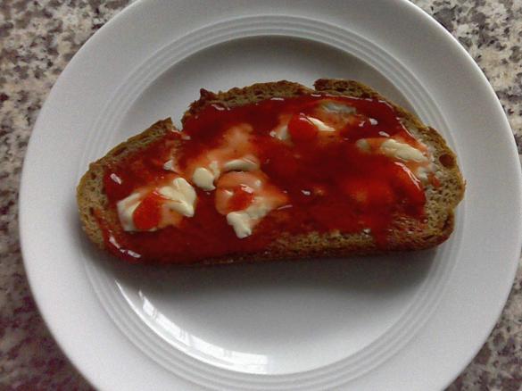 Erdbeermarmelade aus marinierten Früchten