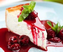 Vanilla Cheesecake mit Kirschsoße
