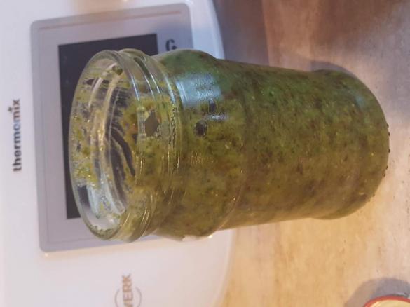 Basilikum-Chili Pesto