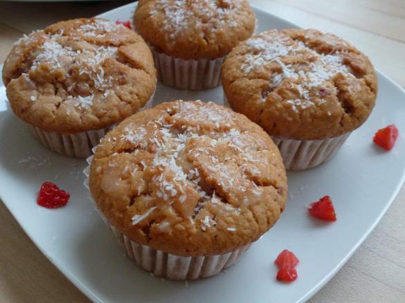 cremige Kokos Erdbeer Muffins
