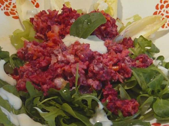 Rote Rohkost auf Salatgrün