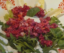 Rote Rohkost auf Salatgrün