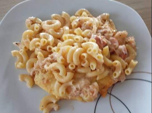 Nudelauflauf mit Würstchen und Sauerkraut