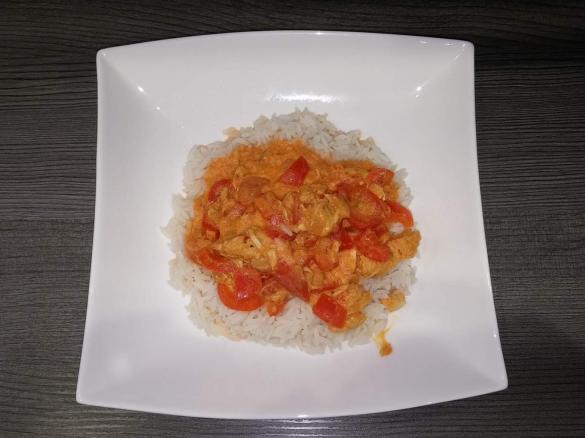 pikantes Hähnchenbrustfilet mit Reis