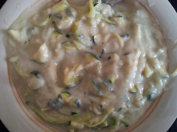 Zucchinispaghetti / Gemüsespaghetti mit Blumenkohl-Sauce, vegan, kalorienarm, fettarm