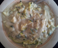Zucchinispaghetti / Gemüsespaghetti mit Blumenkohl-Sauce, vegan, kalorienarm, fettarm