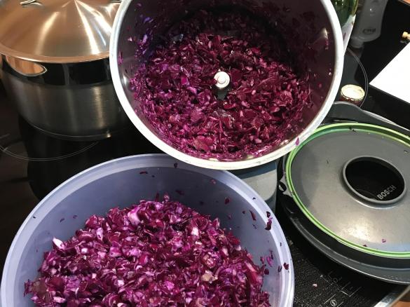 Rotkraut mit Apfel und Johannisbeergellee