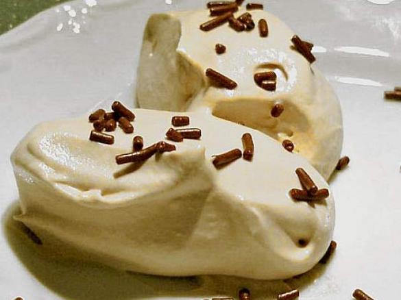 Weißes Schokoladenmousse mit Creme Fraiche