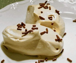 Weißes Schokoladenmousse mit Creme Fraiche