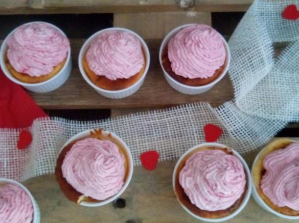 Käsekuchen mit Himbeer-Sahne-Toping