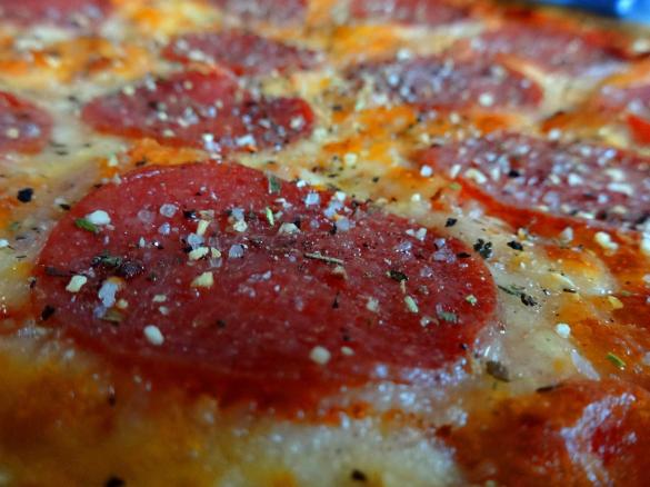 Easy-Pizza-Teig - Varianten Salami / Parma-Schinken
