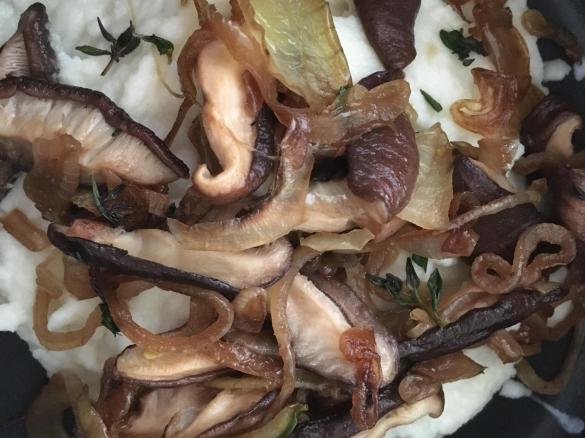 Blumenkohlpüree mit karamellisierten Zwiebeln und Pilzen