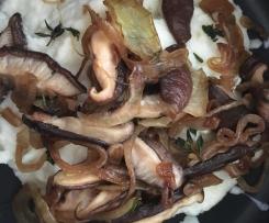 Blumenkohlpüree mit karamellisierten Zwiebeln und Pilzen