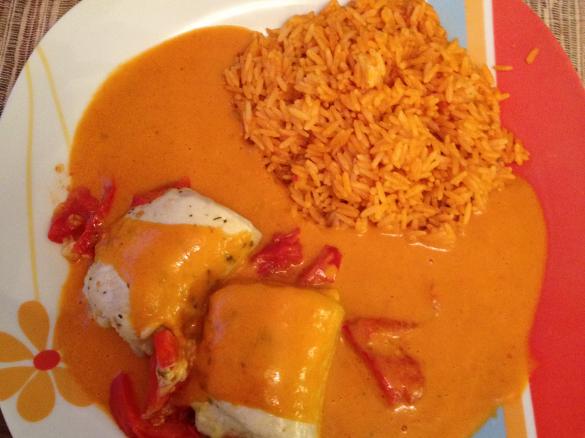 Gefüllte minutensteaks mit Reis und tomatensoße