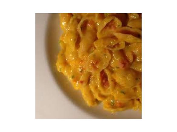 Variation von Kürbispasta mit Schinken