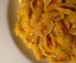 Variation von Kürbispasta mit Schinken