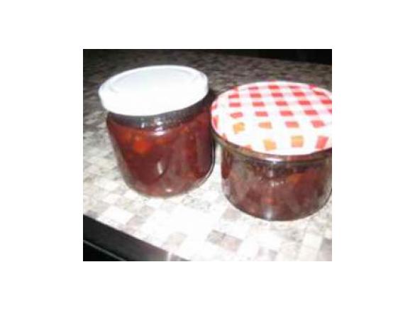 Pflaumenmus mit Zimt und karamellisierten Walnüssen