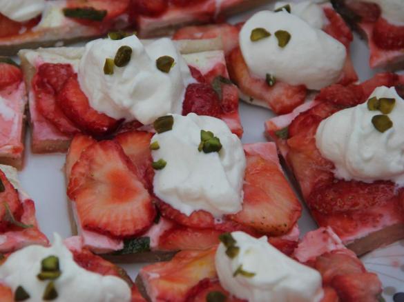 Erdbeerflammkuchen mit Pistazien Kurkuma-Sahne