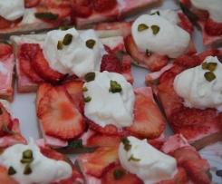 Erdbeerflammkuchen mit Pistazien Kurkuma-Sahne