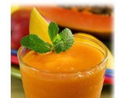 Mango-Papaya Smoothie mit Erdbeeren
