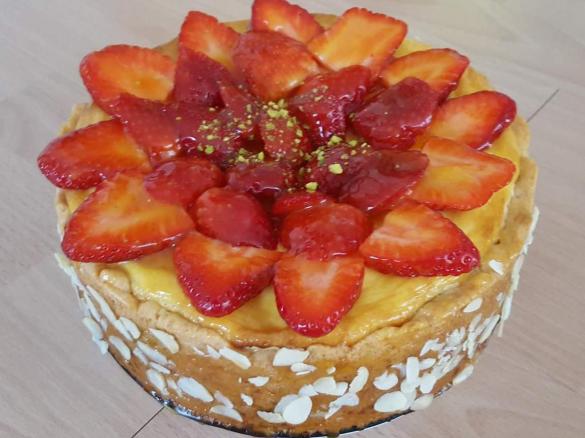 Kleiner Käsekuchen mit Erdbeeren