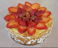 Kleiner Käsekuchen mit Erdbeeren