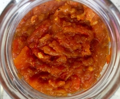 Würzsauce mit Tomaten und Chillies