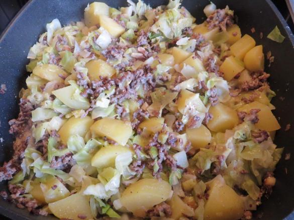 Spitzkohl-Hackfleisch-Kartoffel-Schmaus mit saurer Sahne
