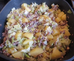 Spitzkohl-Hackfleisch-Kartoffel-Schmaus mit saurer Sahne