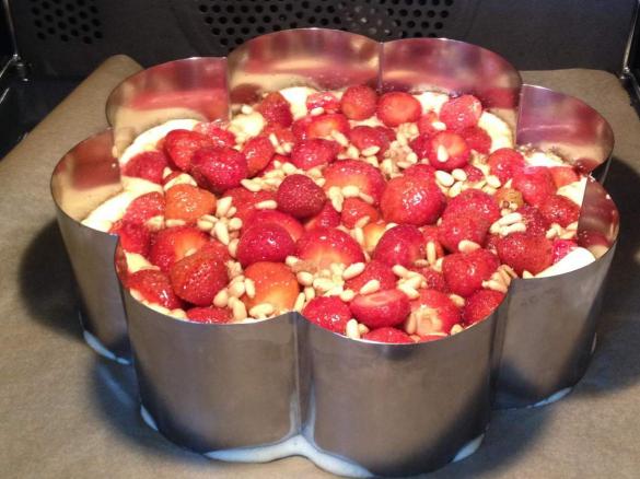Erdbeer-Sommer-Kuchen mit Pinienkernen