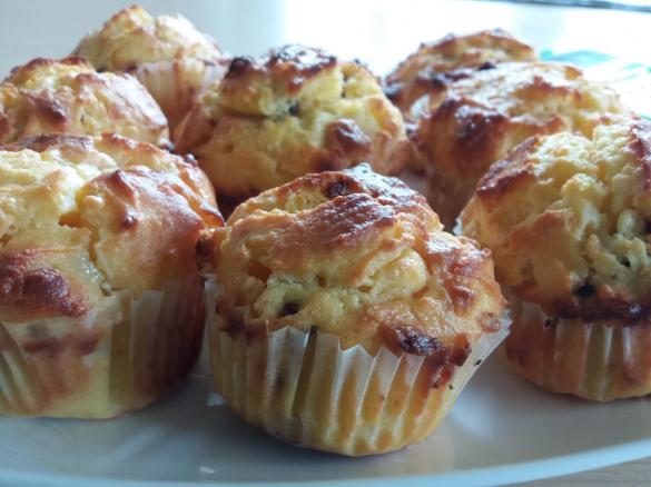 Weiße Schokomuffins mit Rosinen (Topfenteig)