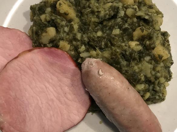 Grünkohl durcheinander mit Mettwurst und Kasseler