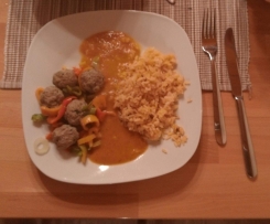 Hackfleischbällchen mit Paprikagemüse, Reis und Tomatensoße