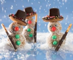 Schneemänner aus weißer Schokolade und Kokosflocken