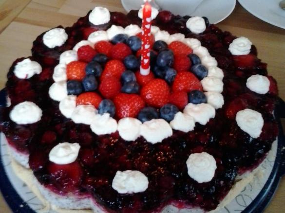 Rote-Grütze-Torte mit Mohncreme