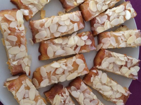 Brandteigstreifen mit gehobelten Mandeln