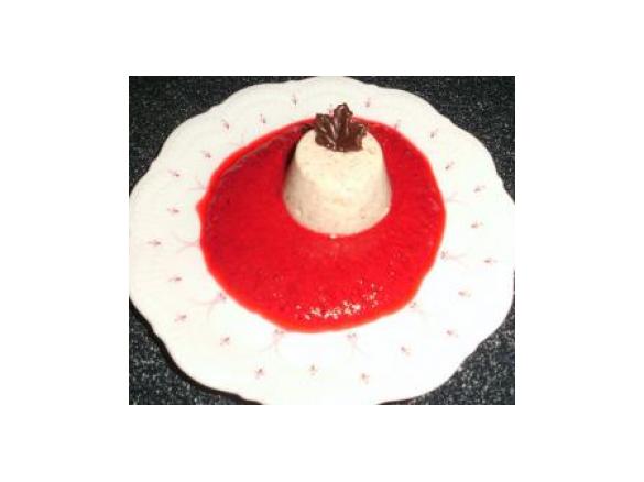 Nuß-Joghurt-Charlotte mit Apfel auf Beerenmouse