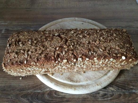 Dinkel-Weizenbrot mit Körnern