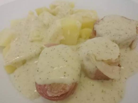 Schweinefilet im Speckmantel mit Kartoffeln in Pfefferrahmsoße