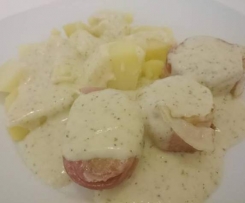 Schweinefilet im Speckmantel mit Kartoffeln in Pfefferrahmsoße