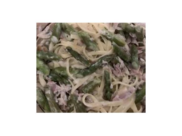 Linguine mit grünem Spargel und Kochschinken