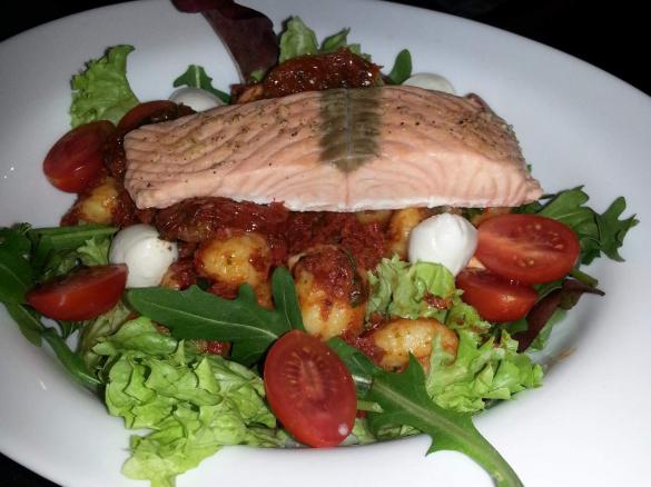 Gnocchi-Salat mit Lachs