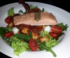 Gnocchi-Salat mit Lachs