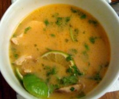 Tom Ka Gai (Thailändische Kokossuppe mit Hühnerfleisch)