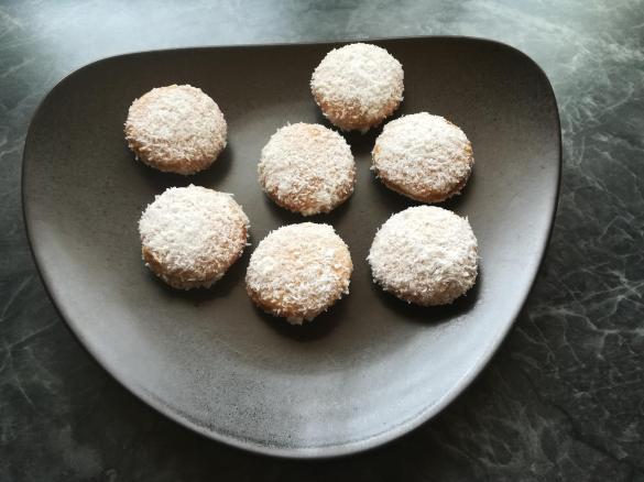 Gefüllte Eierplätzchen mit Vanillepudding und Kokosmilch